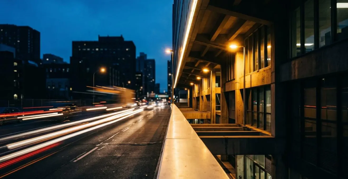 Scene urbaine minimaliste capturant un environnement routier avec effet de mouvement et contrastes lumineux