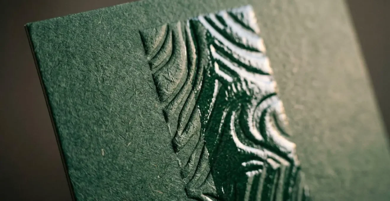 Détail macro de finitions d'impression sur papier haut de gamme montrant la texture et le relief