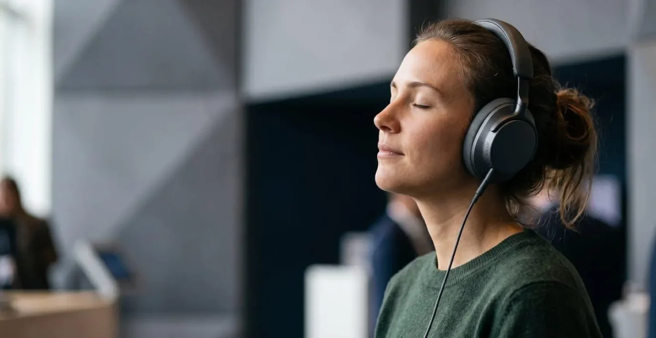 Personne concentrée expérimentant un environnement sonore immersif avec équipements audio professionnels